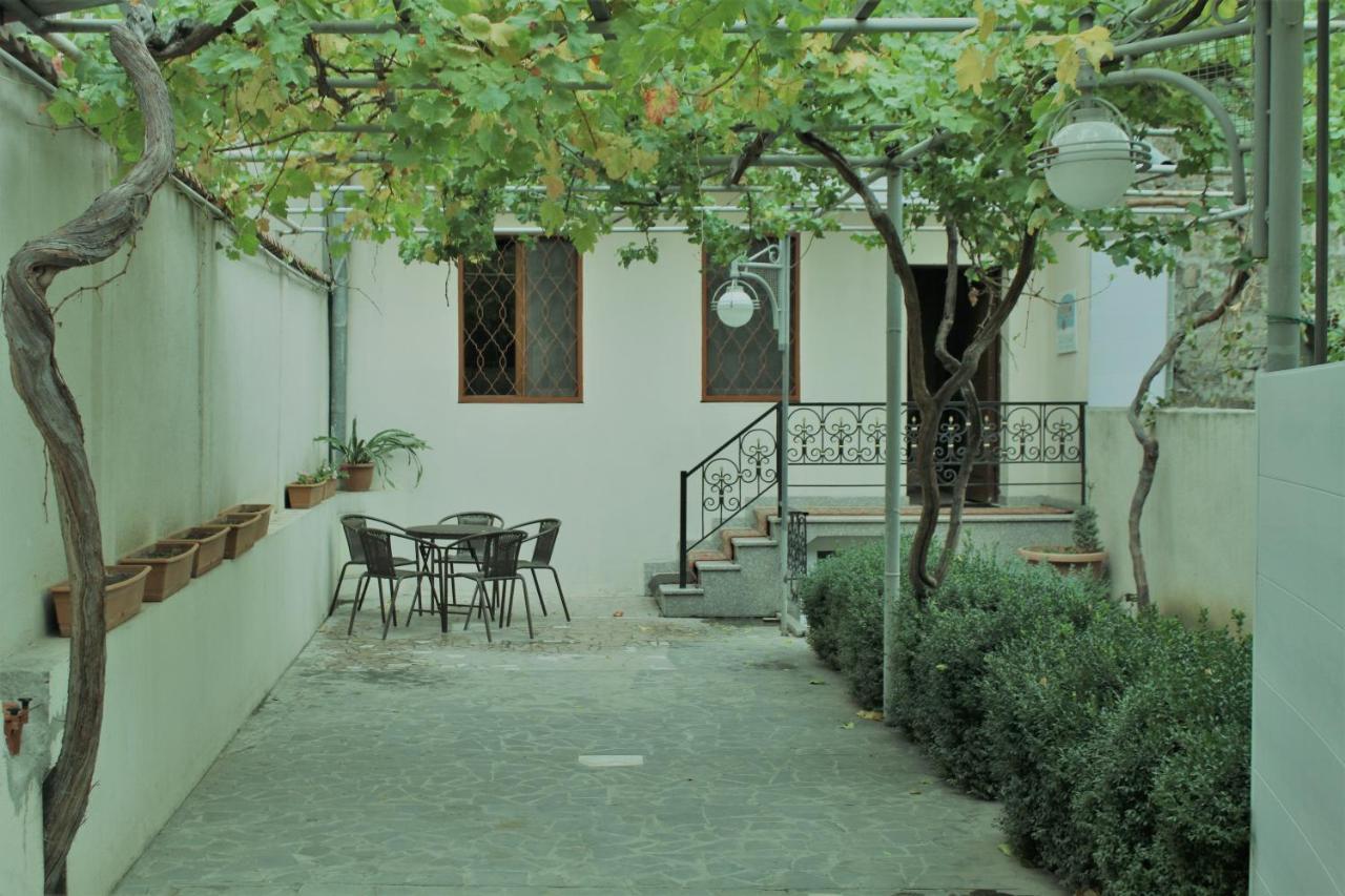 Happy Camper Hostel Erivan Exterior foto